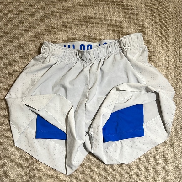 WMS Nike Running Shorts - Picture 2 of 4